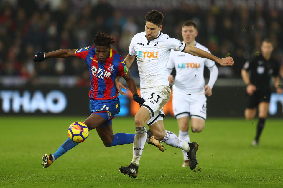 Swansea and Crystal Palace battled to a 1-1 draw that kept things tight at the bottom of the Premier League table. (Getty)