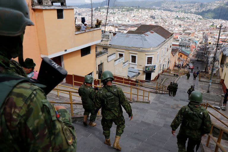 Las fuerzas armadas desplegadas en Quito. (Photo by STRINGER / AFP)