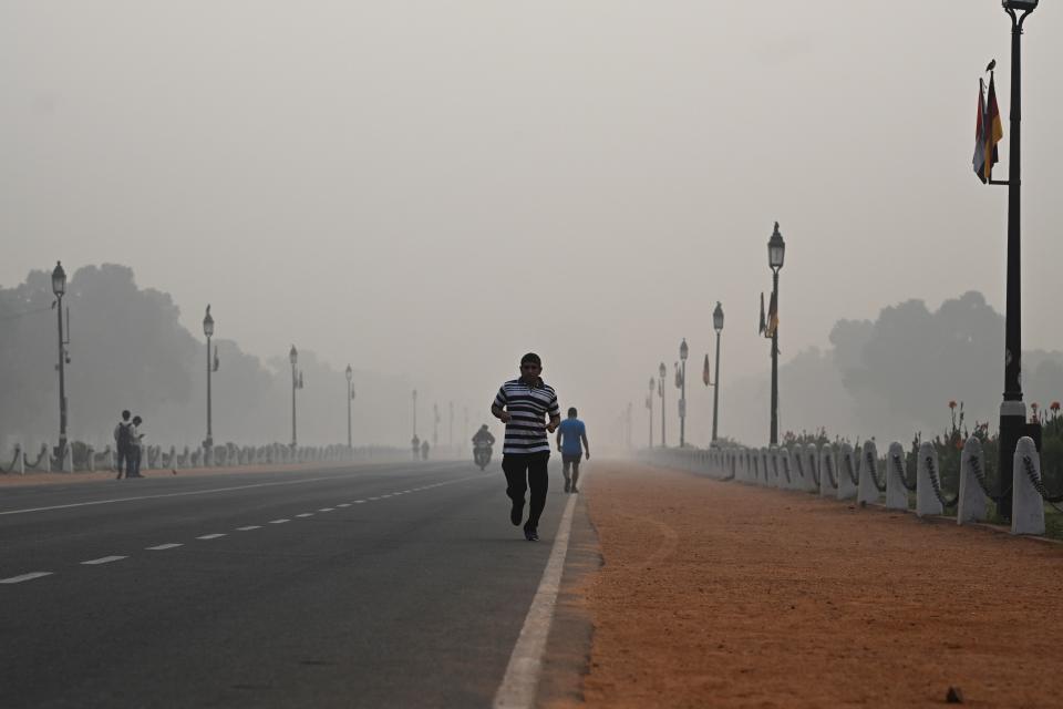 A man jogs along a street under smoggy conditions in New Delhi on Nov. 1, 2019. (Photo: Jewel Samad/AFP via Getty Images)