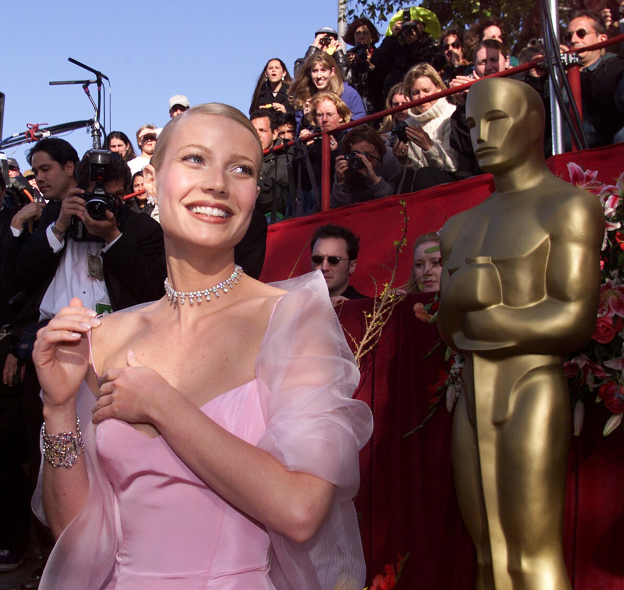 LOS ANGELES, CALIFORNIA - MARCH 21: Gwyneth Paltrow at the 71st Annual Academy Awards on March 21, 1999 In Los Angeles, California.  (Photo by Bob Riha, Jr./Getty Images)