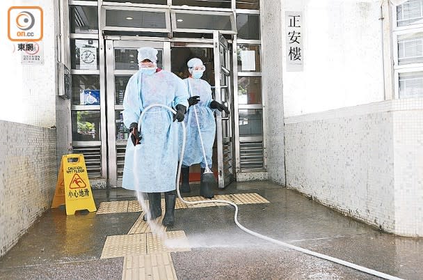 慈正邨職員於邨內進行清潔消毒。（李志湧攝）