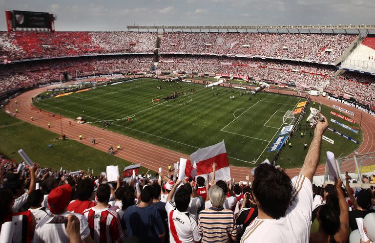 Vuleta del público a los estadios