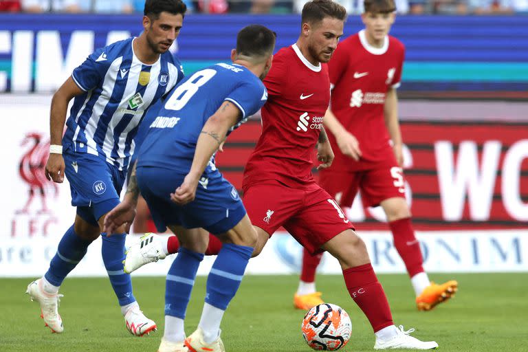 Alexis Mac Allister controla la pelota entre dos jugadores de Karlsruher