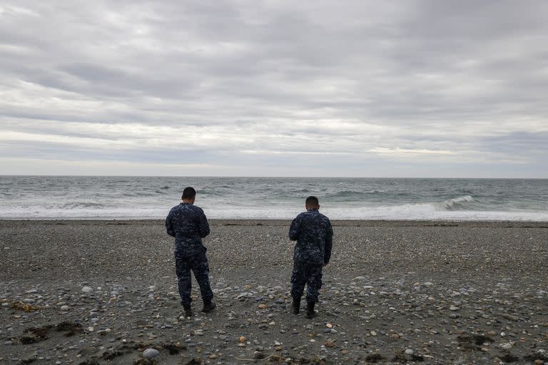 Cabo Vírgenes es el faro continental más austral de la Argentina y lo custodian dos marinos