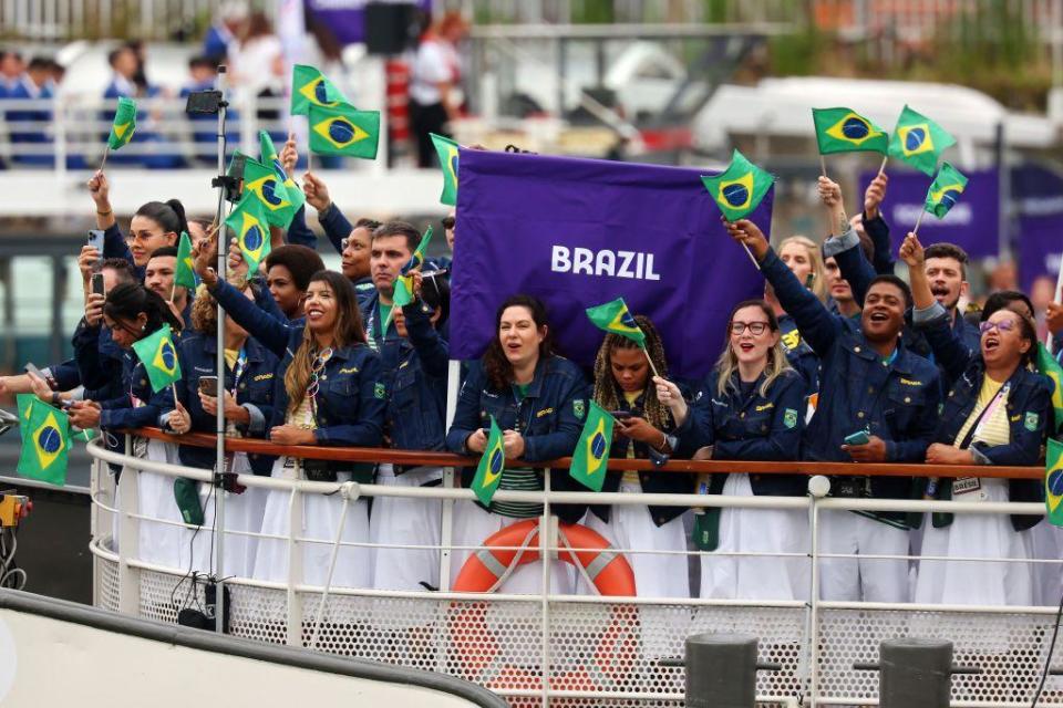 La delegación de Brasil sobre un barco en el río Sena en la ceremonia inaugural de los Juegos Olímpicos París 2024.