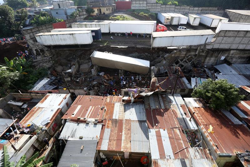 El 1 de octubre del año pasado un deslizamiento de tierra causó 280 muertos y 70 desaparecidos en El Cambray II, en el municipio de Santa Catarina Pinula, en el sureste de Guatemala. Foto: EFE