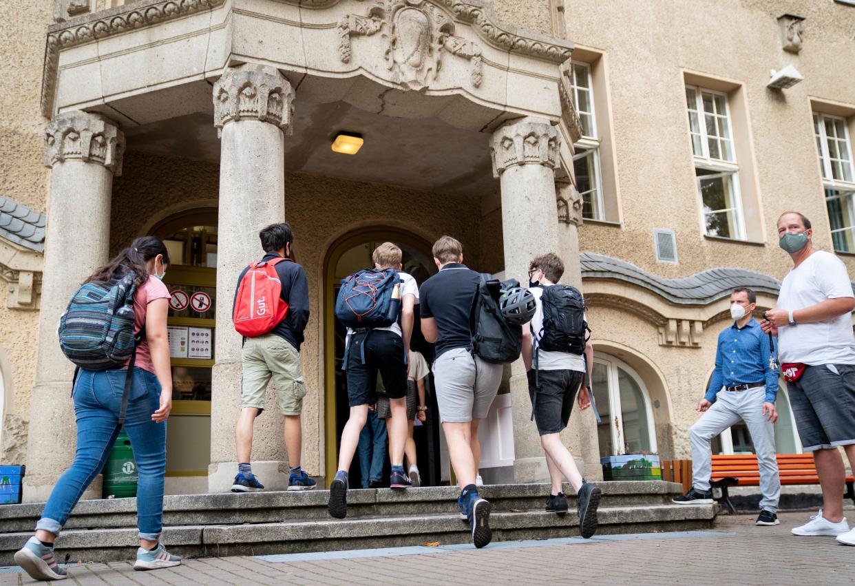 10 August 2020, Berlin: Students enter the entrance to the Rheingau Gymnasium on the first day after the summer holidays. In addition to Berlin, classes also start in Brandenburg and Schleswig-Holstein. Photo: Kay Nietfeld/dpa (Photo by Kay Nietfeld/picture alliance via Getty Images)