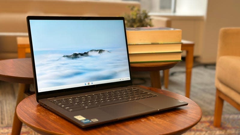 Google has tried to advertise its new Dynamic Wallpapers, though there are only two of them available right now. - Photo: Kyle Barr / Gizmodo