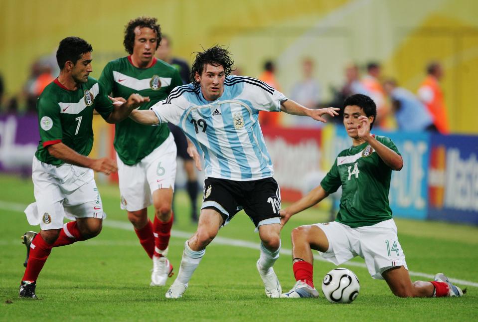 Lionel Messi enfrentando a M&#xe9;xico en la Copa del Mundo de 2006. (Clive Mason/Getty Images)