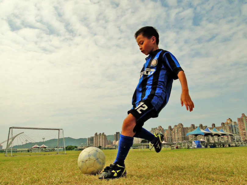 國小開始接觸足球，畢業後就以公費生身份飄洋過海至中國受訓。（圖／讀者提供）