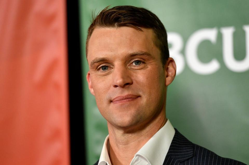 Auf Lebensrettung spezialisiert? Nach dem Ende von "Dr. House" spielte Jesse Spencer in zehn Staffeln von "Chicago Fire" einen Feuerwehrmann. Der gebürtige Australier gewann nicht nur die Herzen der Zuschauer, sondern auch das seiner Kollegin: Von 2004 bis 2007 waren er und Jennifer Morrison ein Paar - wie ihre Figuren in der Serie. (Bild: Frazer Harrison/Getty Images)