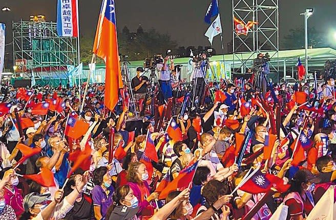 國民黨高雄市長候選人柯志恩選前之夜，25日晚間7時，在前鎮一德勞工夜市登場，擠進逾萬名支持者高舉「凍蒜」。（柯宗緯攝）