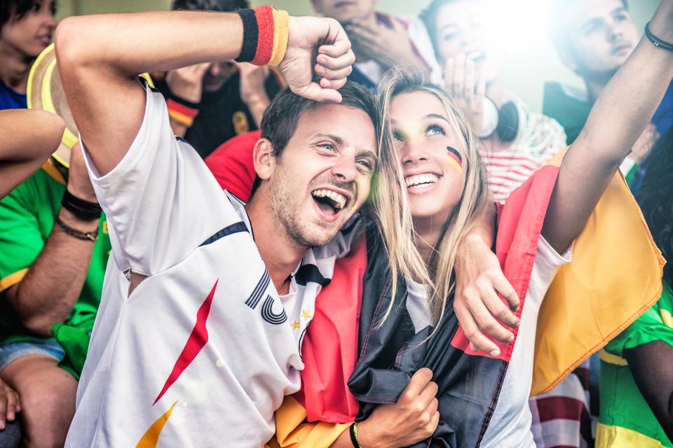 Auch eine Deutschland-Flagge kann ein trendiges Accessoire sein (Bild: Getty Images)