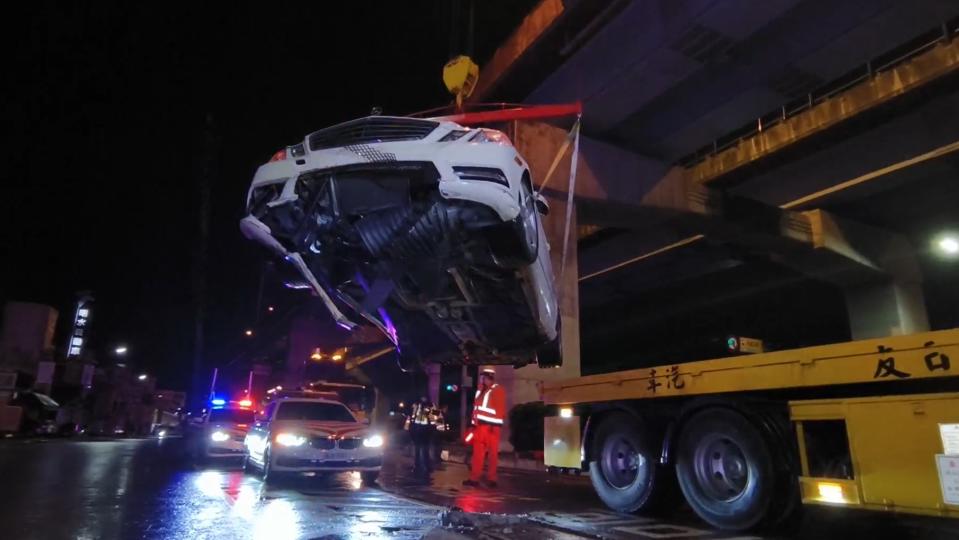 目擊民眾表示，車上一男一女已徒步逃逸。（圖／東森新聞）