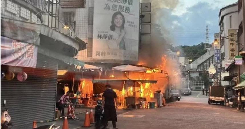 台中霧峰市場裡的知名老店阿滿麵線，今日清晨竄大火，攤位全被燒毀。（圖／翻攝畫面）