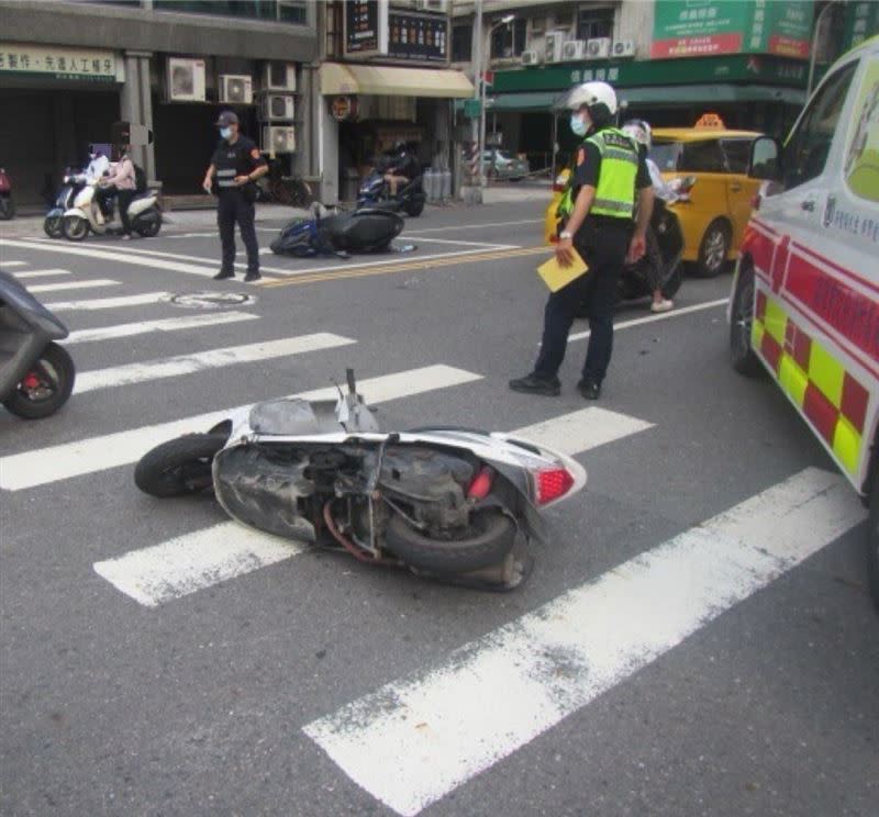 高雄苓雅區發生一起機車車禍3人輕傷，撞擊畫面在網路上引起驚呼。（圖／翻攝畫面）