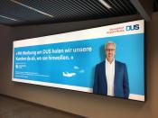 <p>Wenn man am Zielort abgeholt wird, ist man dann immer noch nicht da? Nicht nur Twitter-Nutzer Micha M. Lauterjung dürfte verwirrt gewesen sein, als er dieser Werbung am Düsseldorfer Flughafen gegenüber stand. Aus der Reihe: Werbebotschaften, die besser noch mal jemand gegengelesen hätte. (Bild: Screenshot/Twitter/MichaOhneL) </p>