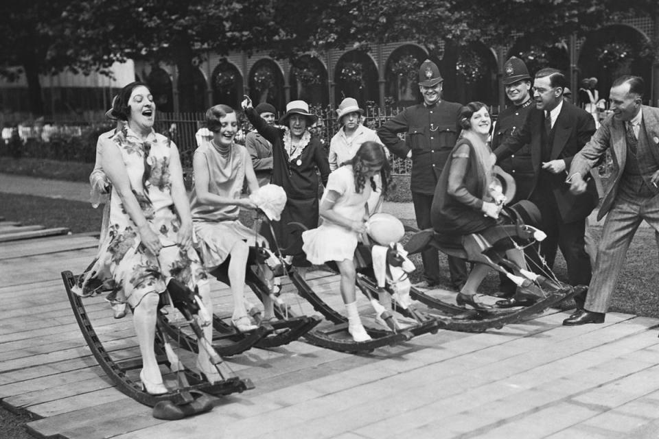 Rocking around the roses: 1926: al sonido de las órdenes del juez de salida, los aspirantes a jinetes partieron a lo largo de un recorrido de tablones de madera, durante la Kinematograph Garden Party, en Kew Gardens (Hulton-Deutsch Collection/Corbis)