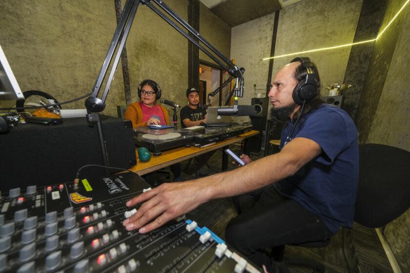 Los Angeles, CA - November 09: (R to L) Henry Prudencio, Balmore Membreno and Karla Cativo of Community Resistance, a radio program in Boyle Heights work in a studio at the Boyle Heights Arts Conservatory on Thursday, Nov. 9, 2023 in Los Angeles, CA. (Ringo Chiu / For Los Angeles Times en Espanol)