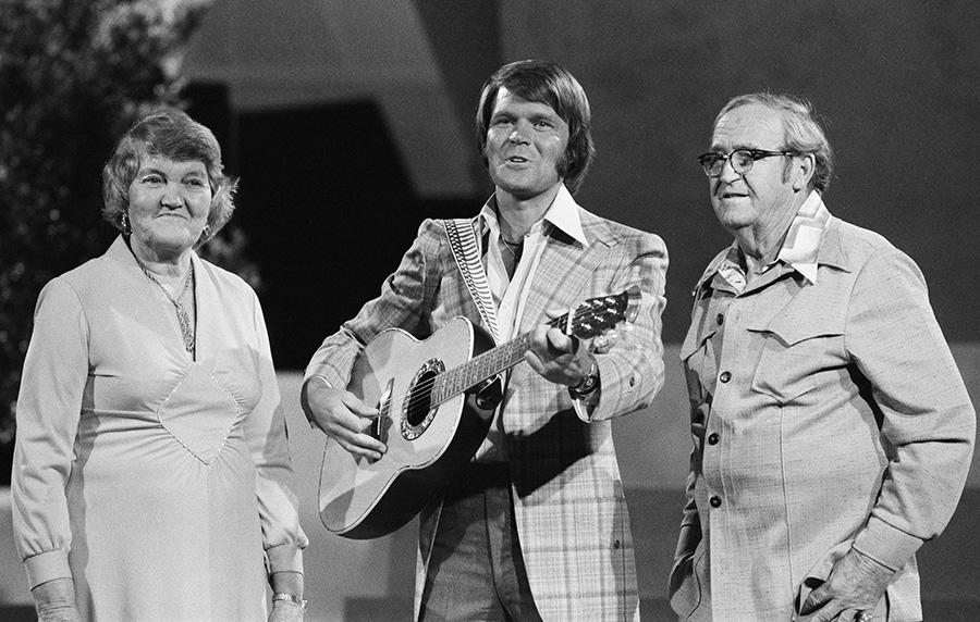 Glen Campbell with his mother Carrie and father Wesley in 1976.