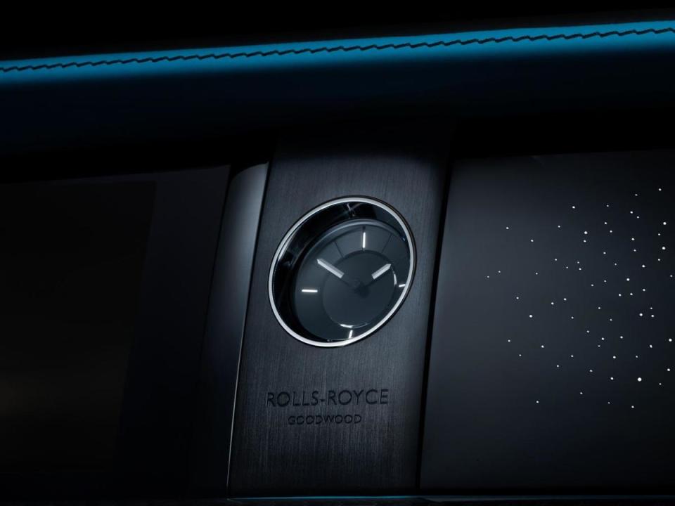 Black Badge Ghost的車內鐘錶指針尖端及12、3、6和9點鐘的數位顯示採用暗色鍍鉻裝飾，打造出極具簡練之美的車內鐘錶，完美契合Black Badge客戶的獨到品味。