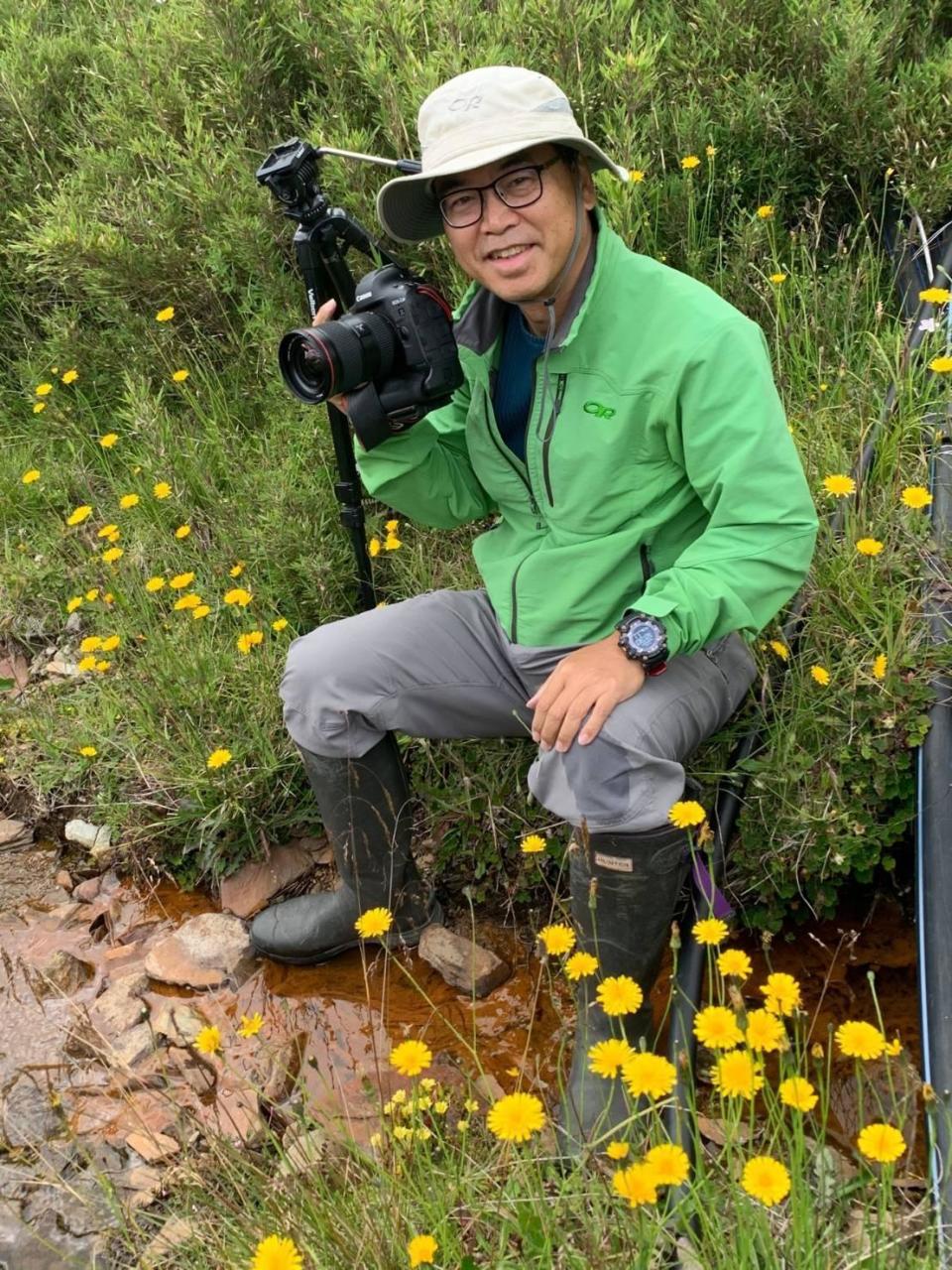 麥覺明導演與團隊連續半年為山椒魚卵串，每週登上3,000公尺高山拍攝，還要用特殊的鏡頭才能捕捉到需要的畫面。（大麥影像傳播工作室）