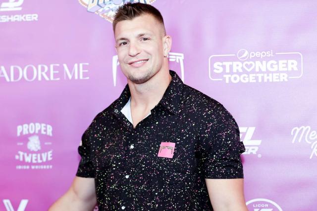 Rob Gronkowski Announces He's Singing the National Anthem at College Bowl  Game: 'I Got the Words Down