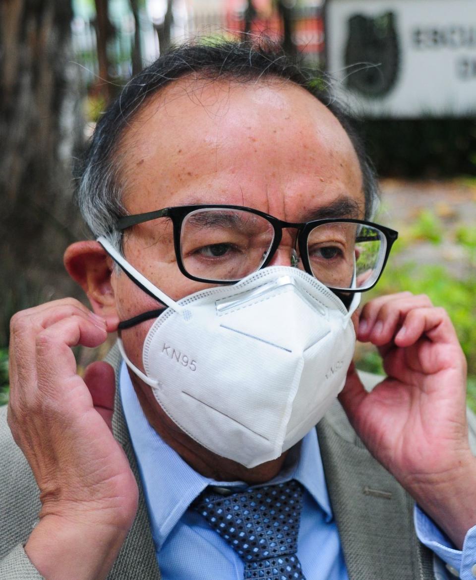 En la imagen, el doctor Gustavo Acosta Altamirano muesrtra como ambas mascarillas pueden ser usadas al  mismo tiempo.  FOTO: DANIEL AUGUSTO /CUARTOSCURO.COM