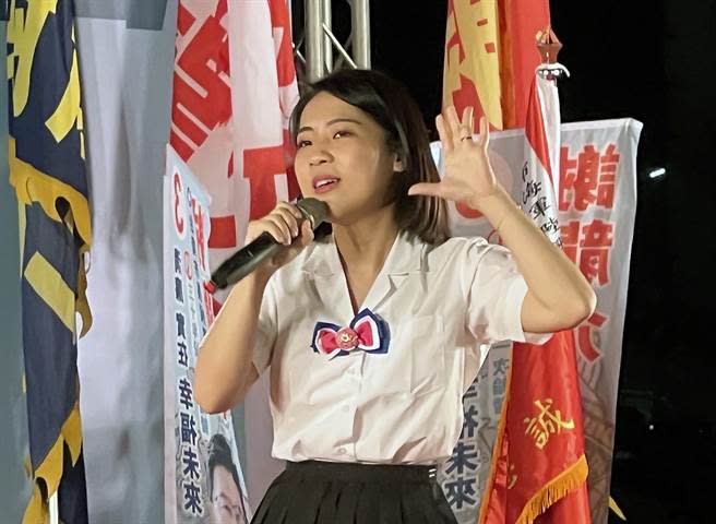 台北市議員徐巧芯在國民黨台南市長候選人謝龍介的募款餐會換上學生制服，又跳又唱藝人王心凌的〈愛你〉，大受好評。（洪榮志攝）