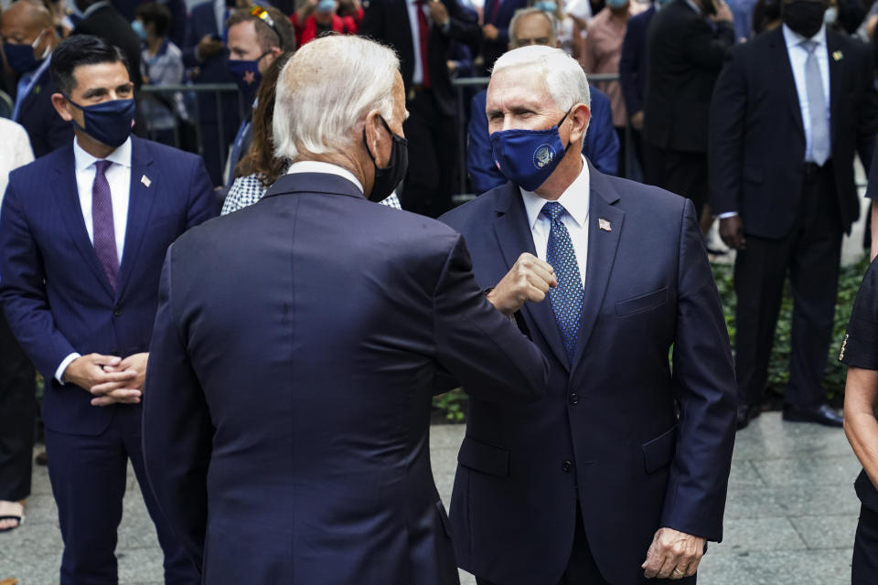 El candidato presidencial demócrata Joe Biden, al centro de espaldas, saluda al vicepresidente Mike Pence, derecha, mientras los observa el secretario de Seguridad Nacional interino Chad Wolf el viernes 11 de septiembre de 2020, en el Monumento y Museo Nacional 11 de Septiembre, en Nueva York. (AP Foto/John Minchillo)