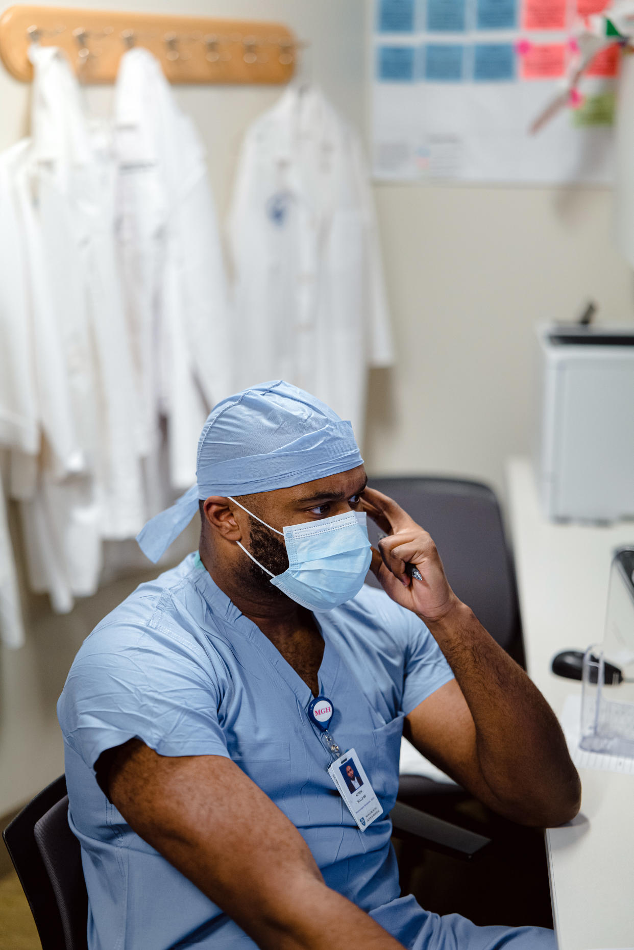 Myron Rolle revisa una lista de pacientes en una computadora durante su guardia nocturna en el Hospital General de Massachusetts en Boston, el 23 de septiembre de 2022. (Ryan Christopher Jones/The New York Times)
