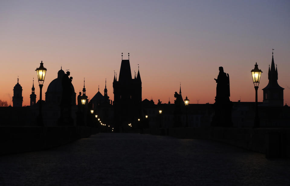 El sol cae sobre el puente de Carlos de Praga (República Checa) vacío el 2 de abril. (Foto: Petr David Josek / AP).