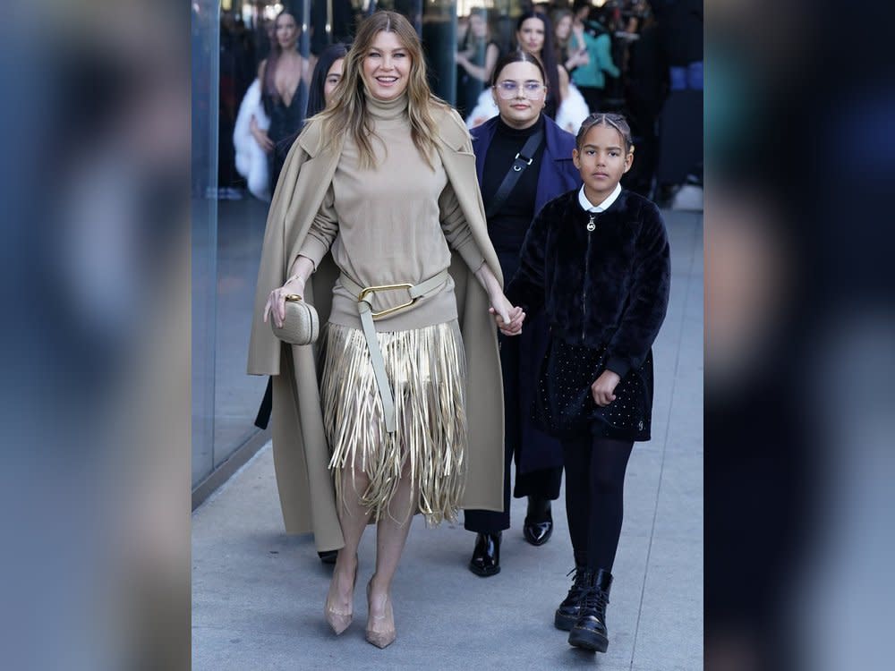 Ellen Pompeo und Tochter Sienna auf dem Weg zur Michael Kors Show. (Bild: imago/Everett Collection)