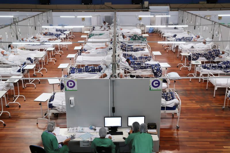 El personal médico trabaja durante el Año Nuevo en un hospital de campaña instalado en un gimnasio deportivo para tratar a pacientes que padecen la enfermedad del coronavirus (COVID-19) en Santo Andre