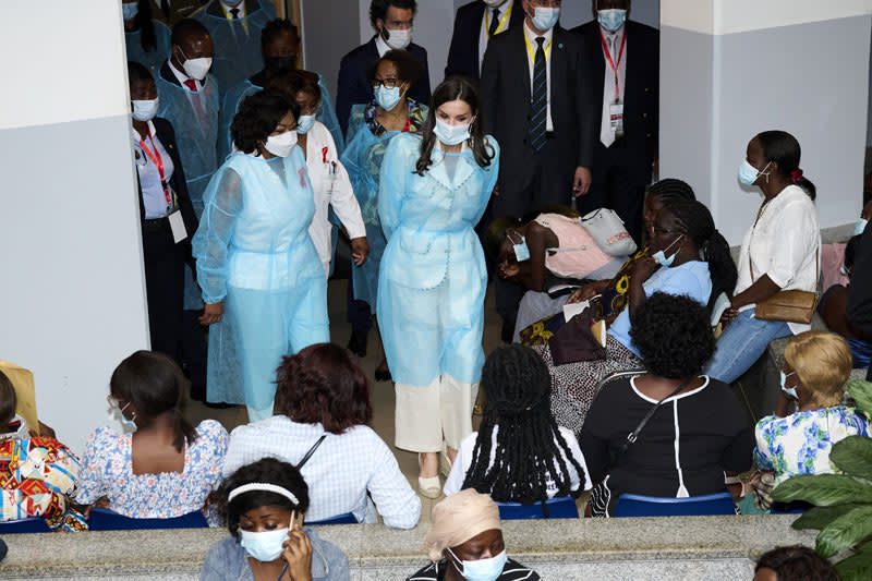 La reina Letizia en una maternidad de Angola