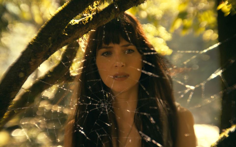 Madame Web (Dakota Johnson) besitzt die Gabe, schlimme Ereignisse vorherzusehen. (Bild: 2024 CTMG/Sony Pictures)