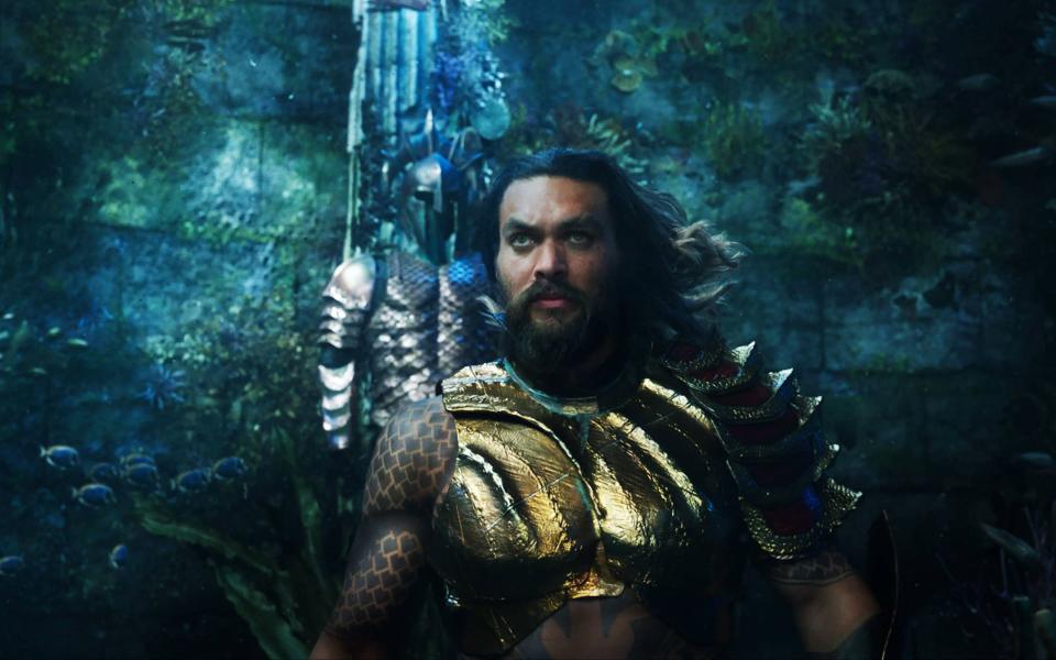 <h3>3. 男女主角造型搶眼</h3> <p>飾演水行俠的傑森摩莫亞（Jason Momoa）在夏威夷出生長大，擁有一頭長髮和193公分的高大健碩身型，完美詮釋了海底世界之王的氣勢。</p> <cite>DC</cite>