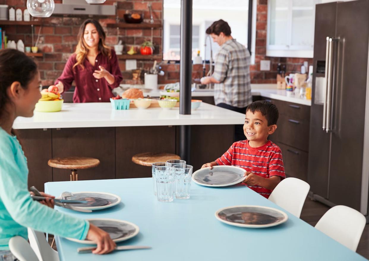 <a href="https://www.shutterstock.com/es/image-photo/children-helping-lay-table-ready-family-1143370016" rel="nofollow noopener" target="_blank" data-ylk="slk:Shutterstock / Monkey Business Images;elm:context_link;itc:0;sec:content-canvas" class="link ">Shutterstock / Monkey Business Images</a>