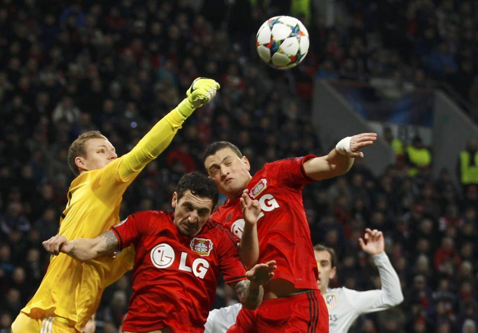 Bayer Leverkusen's goalkeeper Bernd Leno, Roberto Hilbert and Kyriakos Papadopoulos (L-R) try to deflect the ball during the Champions League round of 16, first leg soccer match against Atletico Madrid in Leverkusen February 25, 2015. REUTERS/Ina Fassbender (GERMANY - Tags: SPORT SOCCER)