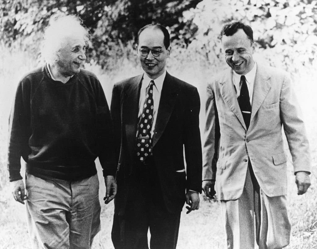 Albert Einstein, Hideki Yukawa y John Archibald Wheeler conversando en Princeton, 1954.