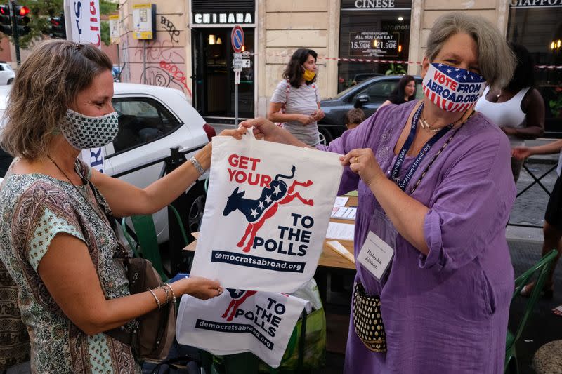 FILE PHOTO: Democratic party volunteers prepare for Rome voter event