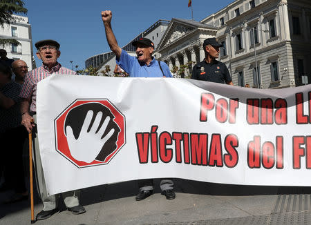 Protesters in favor of the Socialist's government's plans to exhume the remains of former dictator Francisco Franco from the giant mausoleum at "The Valley of the Fallen", gather outside parliament before the vote in Madrid, Spain, September 13, 2018. REUTERS/Susana Vera