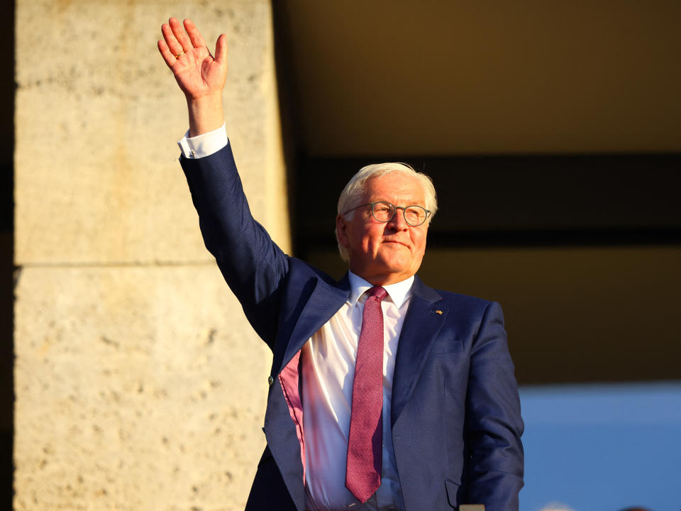 Bundespräsident Frank Walter Steinmeier winkt Zuschauern zu