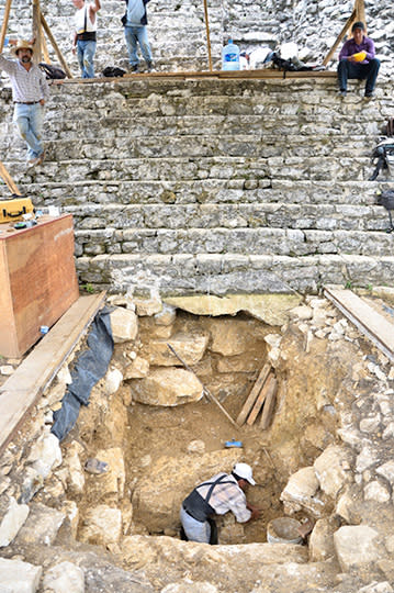 El investigador del INAH, quien descubriera en 1994 el sarcófago de la Reina Roja, explicó que el descubrimiento en el subsuelo del Templo de las Inscripciones se dio como un hecho fortuito dentro de los trabajos de conservación arquitectónica del mismo, al realizar una serie de pozos de sondeo al pie de su fachada principal a fin de ubicar el desplante de la escalinata y las alfardas que la limitan.