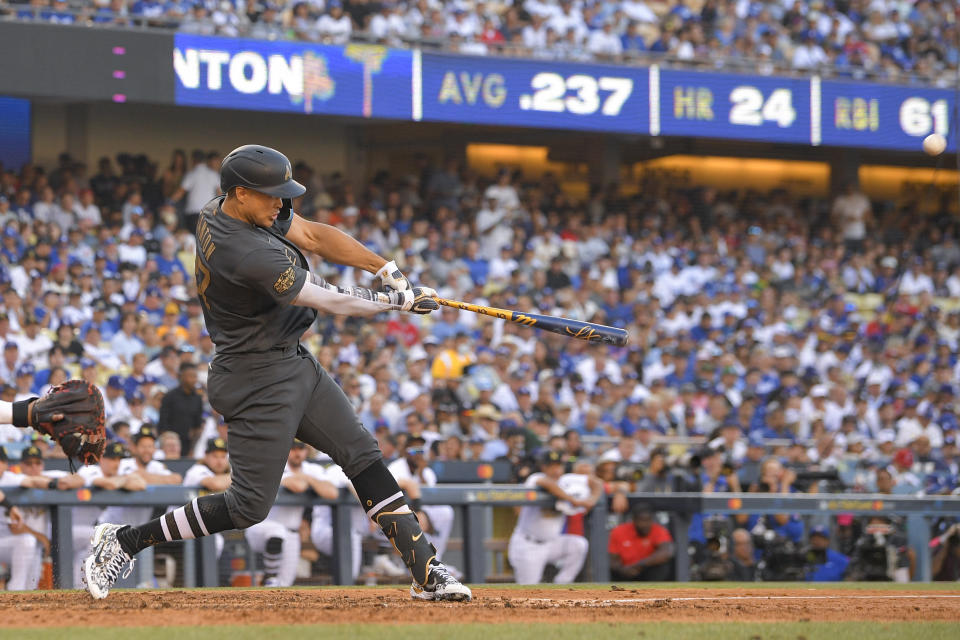 Giancarlo Stanton, de los Yanquis de Neuva York, conecta un jonrón de dos carreras para la Liga Americana en la cuarta entrada del Juego de Estrellas contra el lanzador de la Liga Nacional, Tony Gonsolin, en Los Ángeles, el martes 19 de julio de 2022. (AP Foto/Mark J. Terrill)