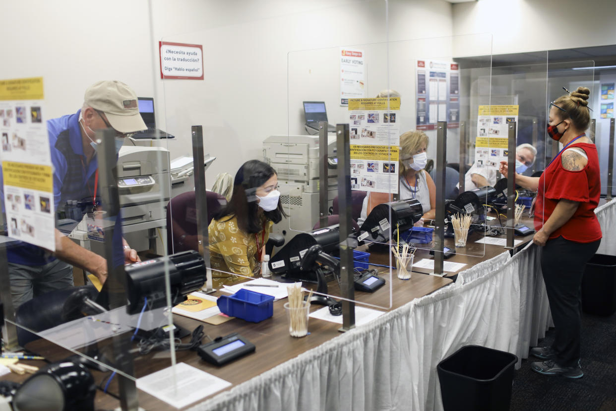 Los trabajadores electorales hicieron sus preparativos finales antes de que se abrieran las urnas en San Petersburgo, Florida, el lunes. (Eve Edelheit/The New York Times)