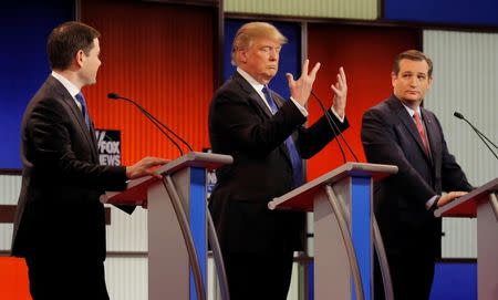 Republican U.S. presidential candidate Donald Trump shows off the size of his hands as rivals Marco Rubio (L) and Ted Cruz (R) look on at the start of the U.S. Republican presidential candidates debate in Detroit, Michigan, March 3, 2016. REUTERS/Jim Young