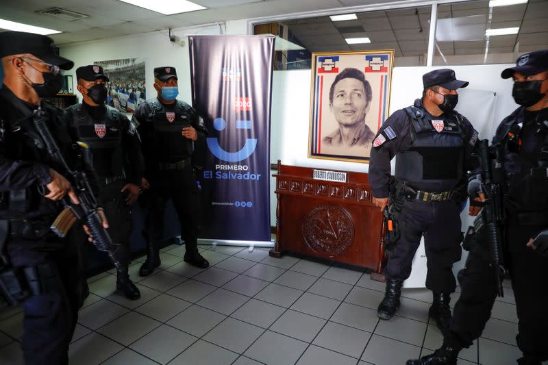 National Civil Police and Attorney General's Office conduct a raid at the ARENA party headquarters in San Salvador