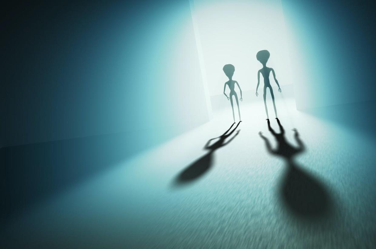 file vz pp <a href="https://www.shutterstock.com/es/image-illustration/spooky-silhouettes-aliens-bright-light-background-1095294290" rel="nofollow noopener" target="_blank" data-ylk="slk:vchal/Shutterstock;elm:context_link;itc:0;sec:content-canvas" class="link ">vchal/Shutterstock</a>