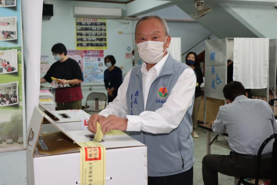 苗栗縣長徐耀昌在頭份市投票。（記者葉蒼秀攝）